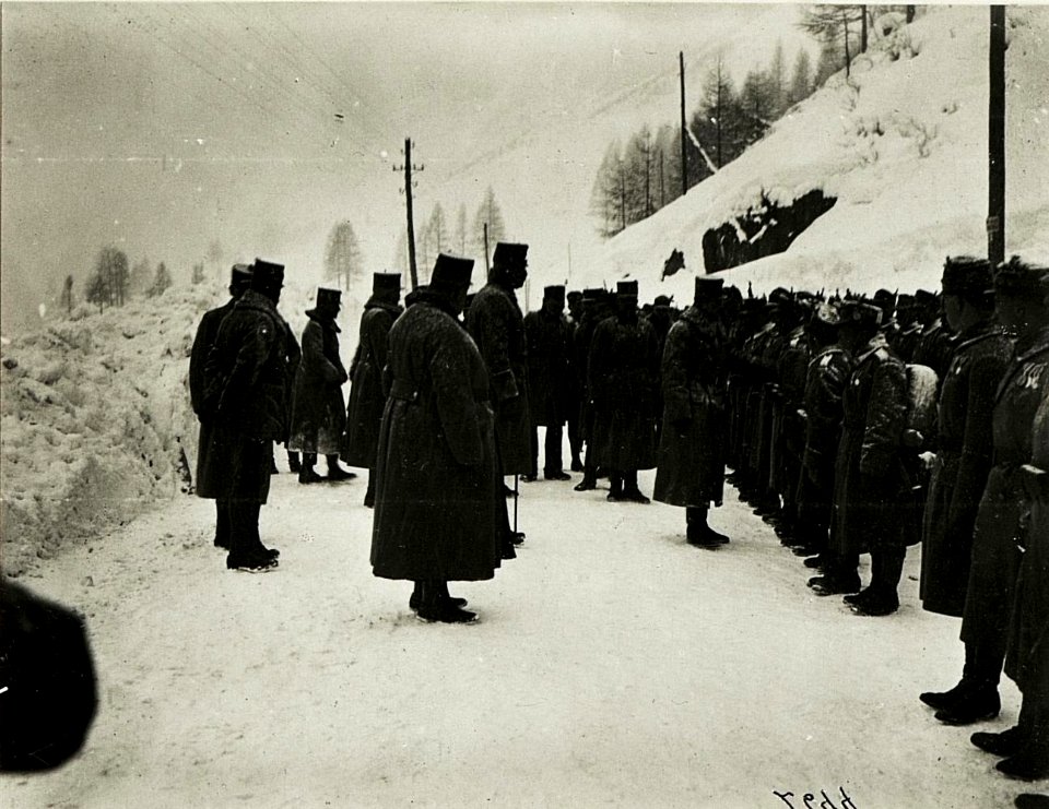 Kaiser Karl I., Besuch in Moena, Inspizierung der Truppe. (BildID 15415659)