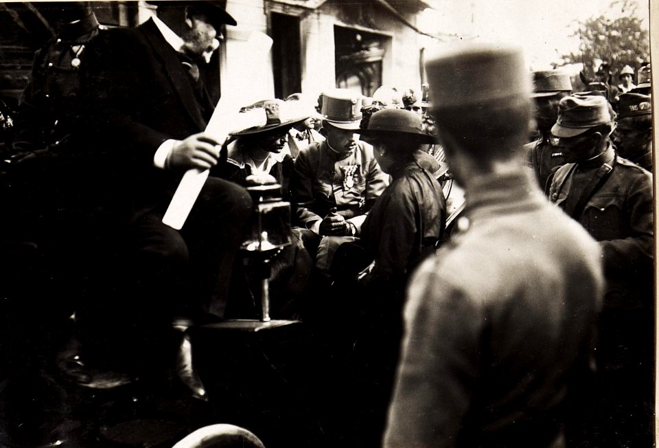 Kaiser Karl I. und Kaiserin Zita besuchen das am 21.5.1917 von einem Brand zerstörte Gyöngyös am 23.5.1917 (BildID 15564812)