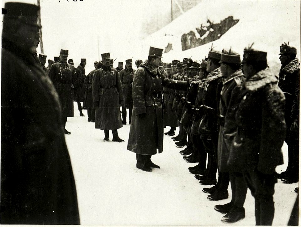 Kaiser Karl I., Besuch in Moena, Inspizierung der Truppe. (BildID 15415688)