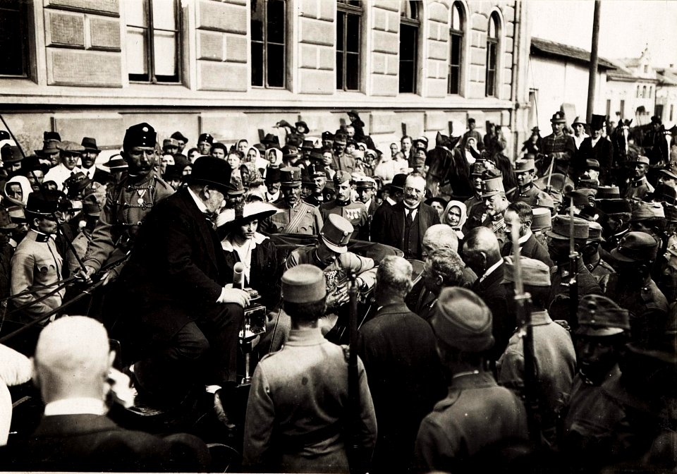 Kaiser Karl I. und Kaiserin Zita besuchen das am 21.5.1917 von einem Brand zerstörte Gyöngyös am 23.5.1917 (BildID 15564840)