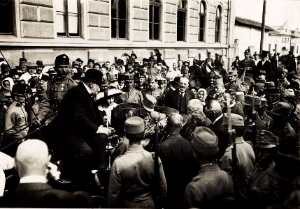 Kaiser Karl I. und Kaiserin Zita besuchen das am 21.5.1917 von einem Brand zerstörte Gyöngyös am 23.5.1917 (BildID 15564840)