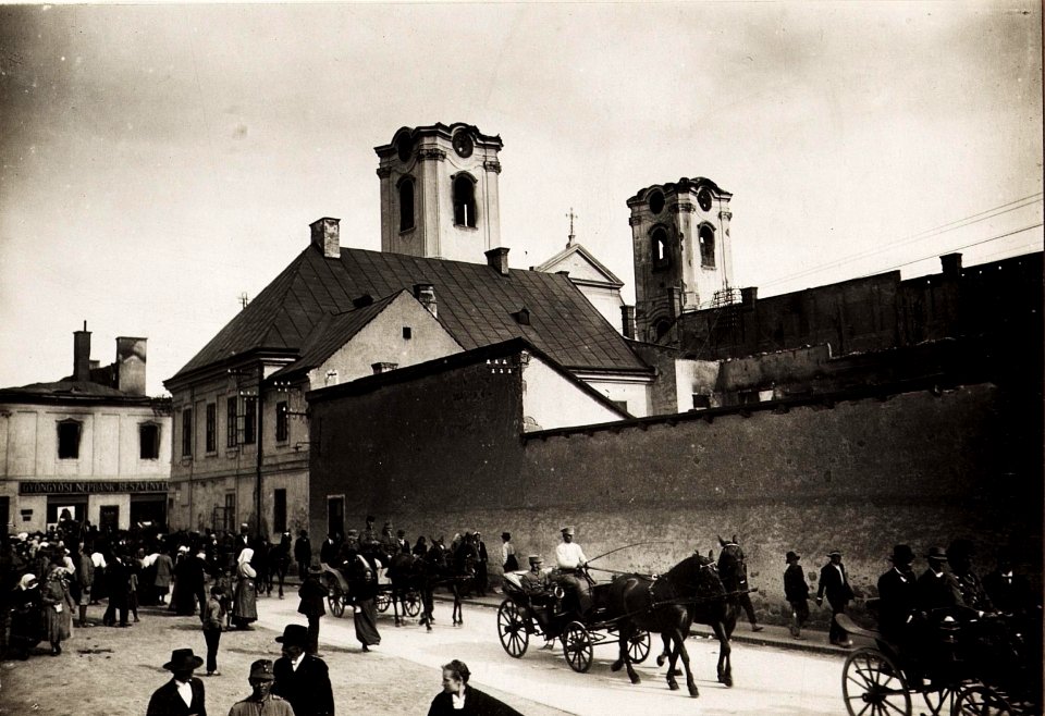 Kaiser Karl I. und Kaiserin Zita besuchen das am 21.5.1917 von einem Brand zerstörte Gyöngyös am 23.5.1917 (BildID 15564868)