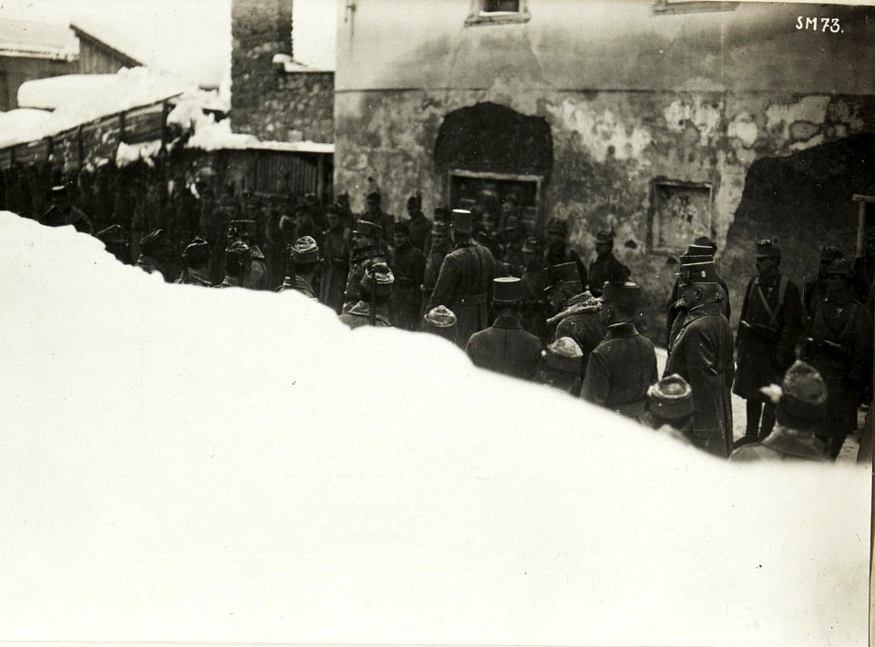 Kaiser Karl I., Besuch in Panchià, Inspizierung der Mannschaft. (BildID 15415631)