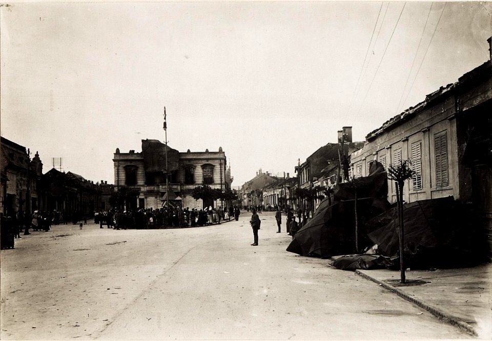 Kaiser Karl I. und Kaiserin Zita besuchen das am 21.5.1917 von einem Brand zerstörte Gyöngyös am 23.5.1917 (BildID 15564925)