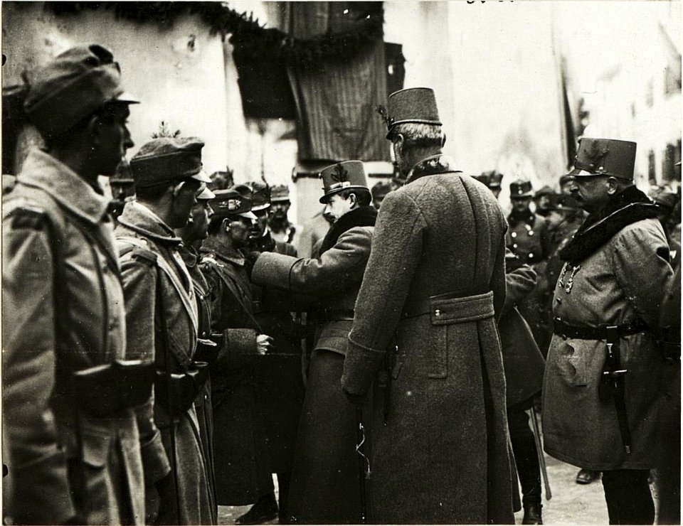 Kaiser Karl I., Besuch in Vezzano, Dekorierung der Mannschaft. (BildID 15415526)
