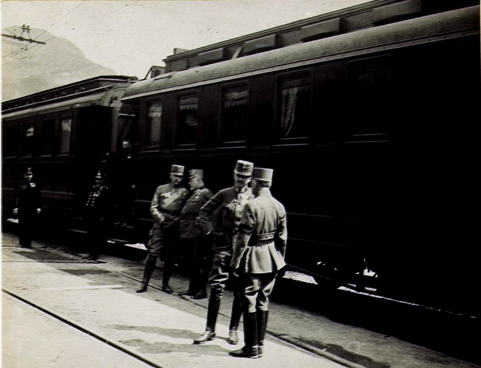 Kaiser Karl im Gespräch mit Feldmarschall Conrad vor Abfahrt des Hofzuges. Prinz Lobkowitz mit einem Flügeladjutanten Seiner Majestät. (BildID 15583934)