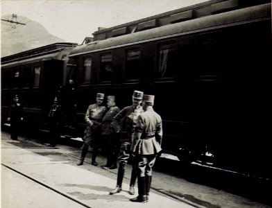 Kaiser Karl im Gespräch mit Feldmarschall Conrad vor Abfahrt des Hofzuges. Prinz Lobkowitz mit einem Flügeladjutanten Seiner Majestät. (BildID 15583934)