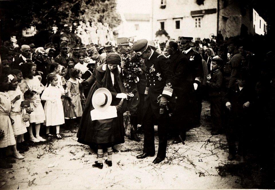 Kaiser Karl I. und Kaiserin Zita in Postojna (Adelsberg) am 3. Juni 1917. Vom 1. Juni 1917 bis zum 6. Juni 1917 bereiste Karl I. die Isonzofront, Istrien, Kärnten und Vorarlberg (BildID 15565044)