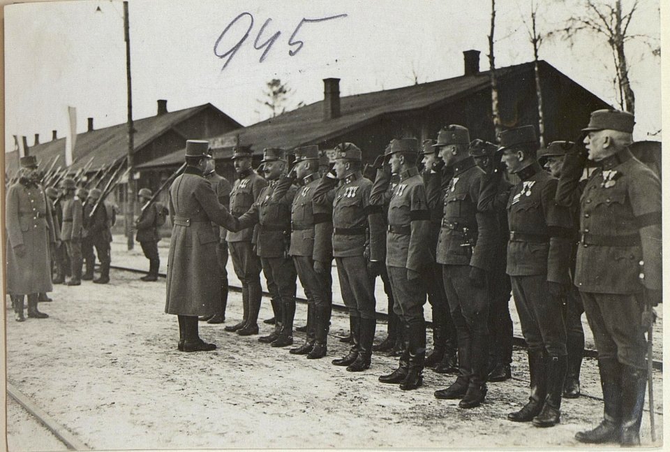 Kaiser Karl im Gespräche mit den ö.-u.KOffizieren d.A.O.K.Süd. (BildID 15727551)