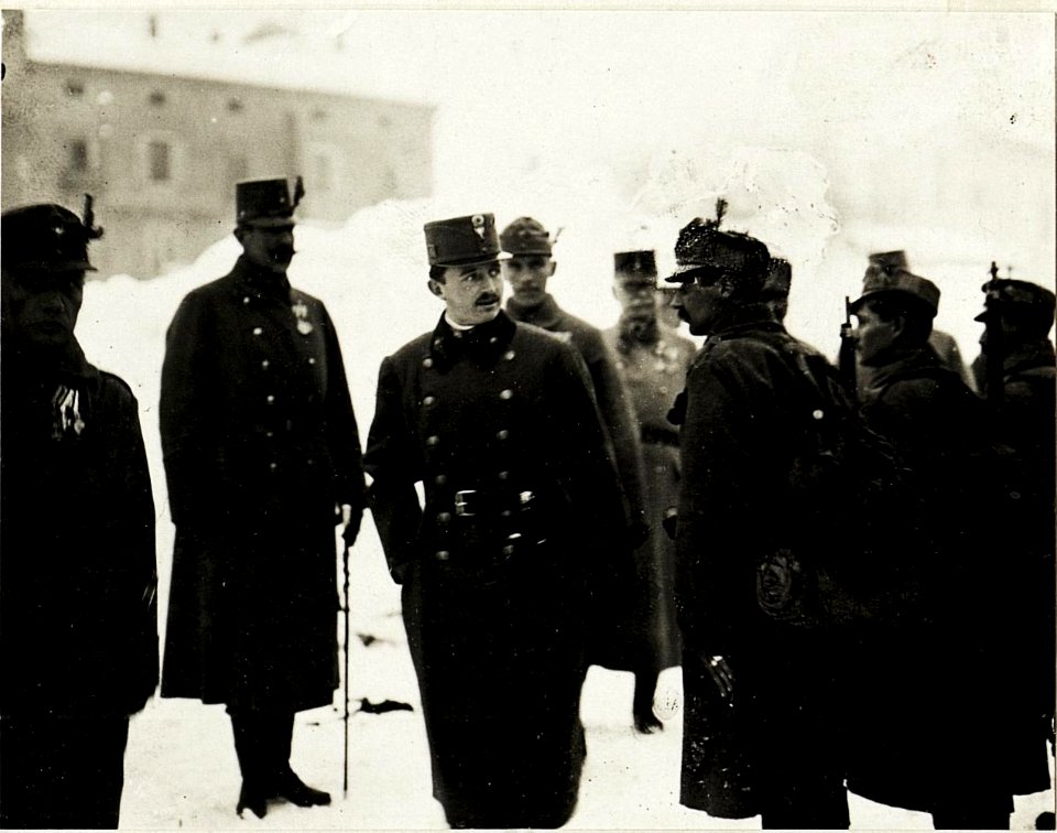 Kaiser Karl I., .Besuch in Trient,, bei den Tiroler Kaiserjägern am Waffenplatz. Im Hintergrund, Feldmarsschallleutnant Alfred Krauss, Generalstabschef der Heeresgruppe Erzherzog Eugen (BildID 15415218)