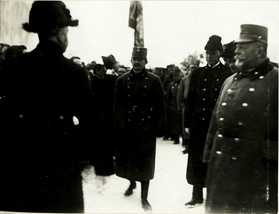 Kaiser Karl I., .Besuch in Trient,, Empfang durch die Zivilbevölkerung. Im Vordergrund rechts, FML Zdenko Prinz zu Lobkowitz (BildID 15415162)