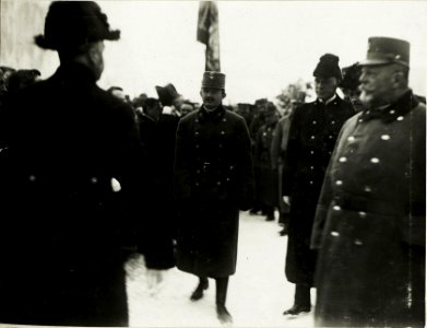 Kaiser Karl I., .Besuch in Trient,, Empfang durch die Zivilbevölkerung. Im Vordergrund rechts, FML Zdenko Prinz zu Lobkowitz (BildID 15415162)