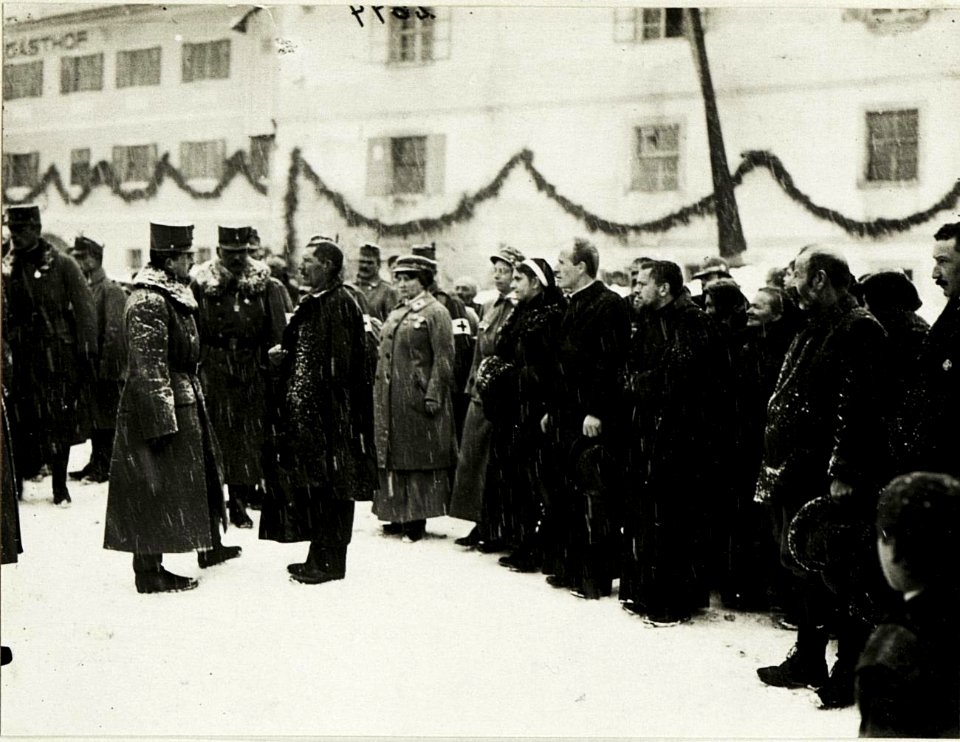 Kaiser Karl I., Besuch in Moena, Empfang der Zivilbevölkerung. (BildID 15415652)