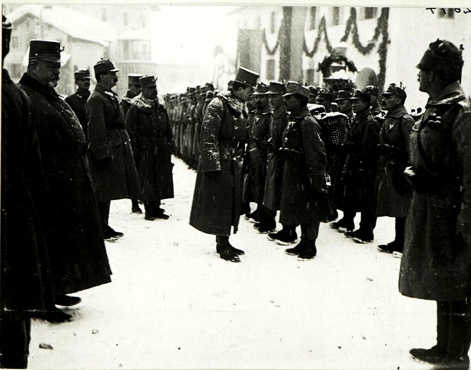 Kaiser Karl I., Besuch in Moena, Inspizierung der Truppe. (BildID 15415673)