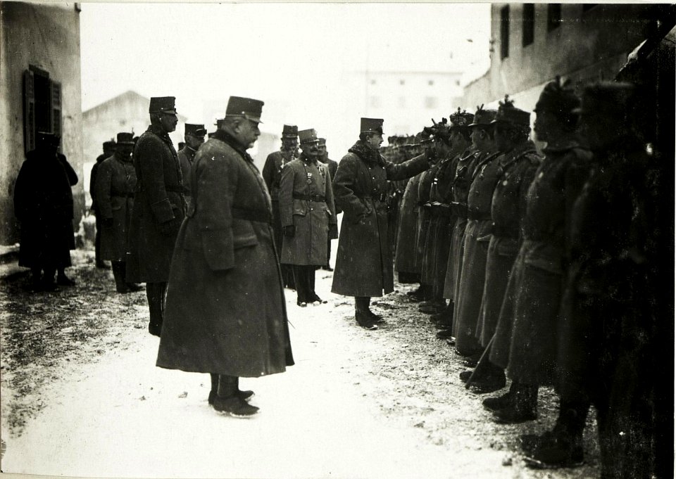 Kaiser Karl I., Besuch in Panchaia, Inspizierung der Mannschaft. (hinter Kaiser Karl, General der Infanterie Kasimir Freiherr von Lütgendorf, Kommandant des XXI. Korps) (BildID 15415624)