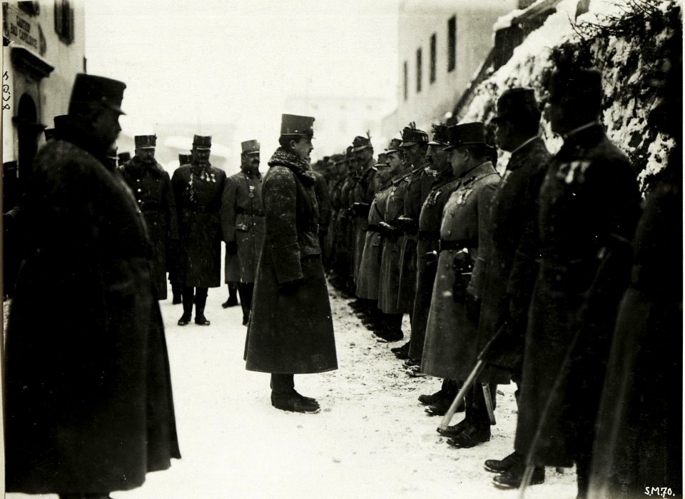 Kaiser Karl I., Besuch in Panchaia, Meldung der Offiziere und Kommandanten (BildID 15415610)