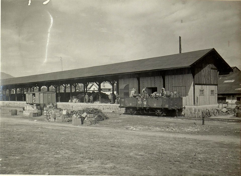 K.u.k Bergungsstelle in Villach am k.u.k. Staatsbahnhof. Magazine für Waffen und sonstige Ausrüstungen. sowie Stampfen der Konservenbüchsen. Verladerampe. Aufgen.am 11.VII.1916. (BildID 15477667)