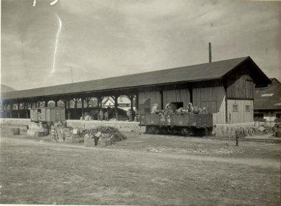K.u.k Bergungsstelle in Villach am k.u.k. Staatsbahnhof. Magazine für Waffen und sonstige Ausrüstungen. sowie Stampfen der Konservenbüchsen. Verladerampe. Aufgen.am 11.VII.1916. (BildID 15477667)
