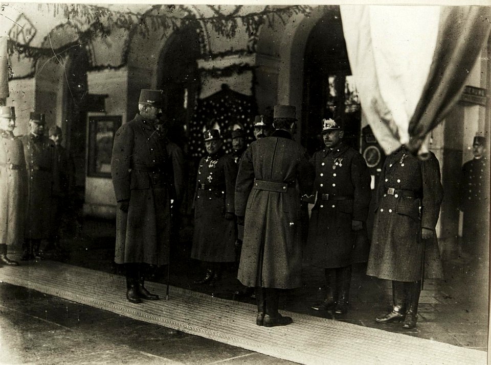 Kaiser Karl I., Besuch in Trient, Empfang am Bahnhof. (links im Hintergrund, Feldmarschallleutnant Alfred Krauss, Feldmarschallleutnant von Marterer; links neben Erzherzog Eugen Generalmajor von Soos (BildID 15415744)