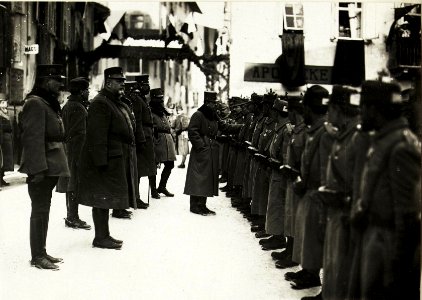 Kaiser Karl I., Besuch in Vezzano, Inspektion der Truppen. (BildID 15415491)