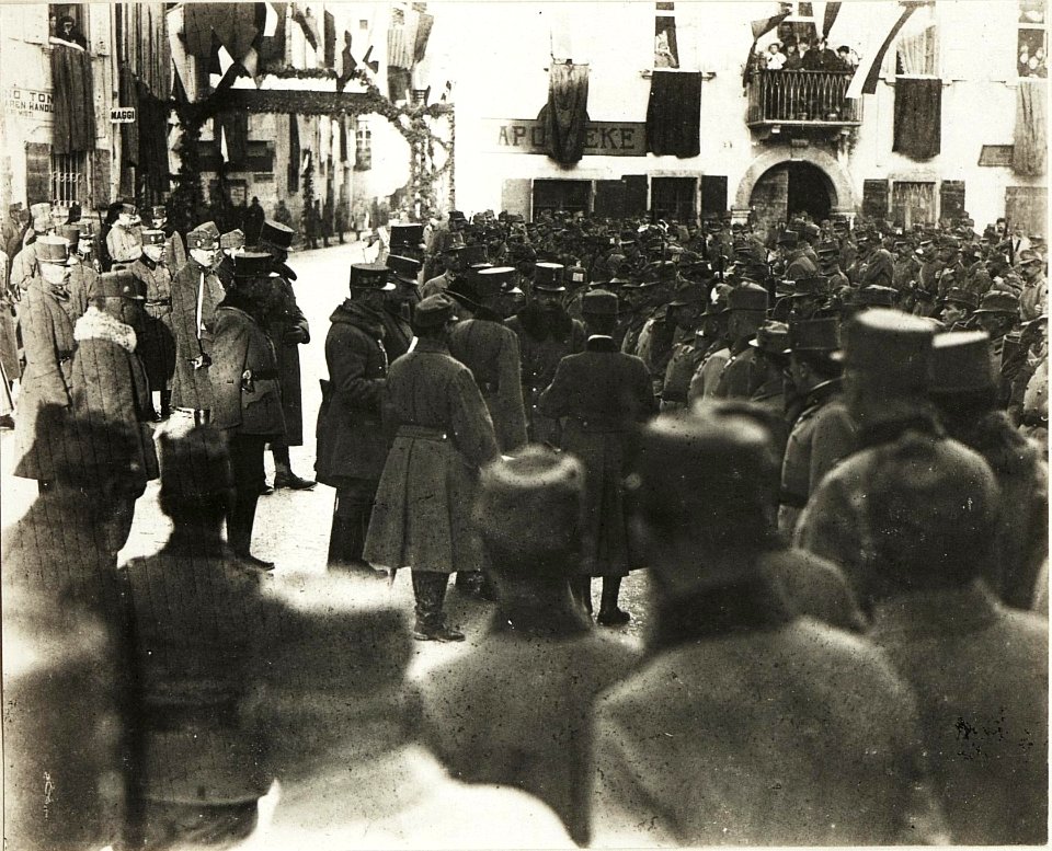 Kaiser Karl I., Besuch in Vezzano, Inspizierung der Truppe. (BildID 15415758)