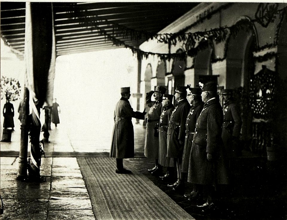 Kaiser Karl I., Empfang am Bahnhof von Trient. (BildID 15415078)