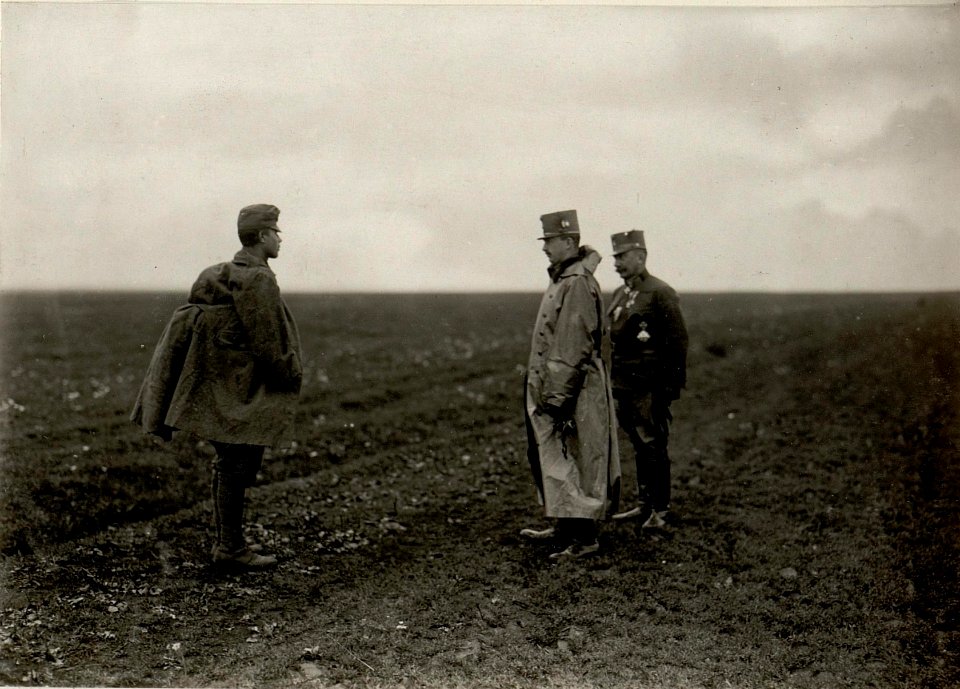 KAISER KARL im Gespräch mit einen Verwundeten. (BildID 15531597)
