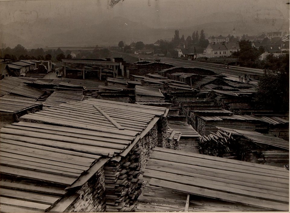 K.u.k. Holzlagerkommando in FELDKIRCHEN. Holzlager am Bahnhof. Aufgenommen am 20. Juli 1916. (BildID 15477513)