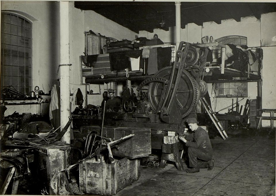 K.u.k. Kraftwagen Werkstätte in der Cellulosefabrik Villach. 24 cm Mörser Seilwindewagen in Reparatur. (BildID 15468333)