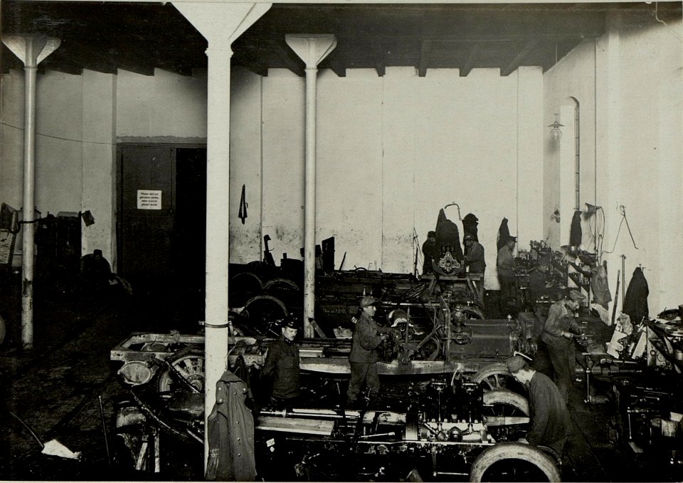 K.u.k. Kraftwagen Werkstätte in der Cellulosefabrik Villach. Grolße Montagehalle mit Munitions-Kraftwagen in Reparatur. (BildID 15468319)