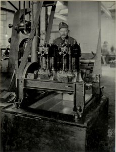K.u.k. Kraftwagen Werkstätte in der Cellulosefabrik Villach. Motoreinlauf mit einem 40 HP Mercedes Motor für Hochspannungsanlage (BildID 15468389)