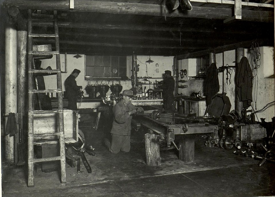 K.u.k. Kraftwagen Werkstätte in der Cellulosefabrik Villach.Montagehalle mit einem 24 cm Mörser-Zugswagen in Reparatur. (BildID 15468347)