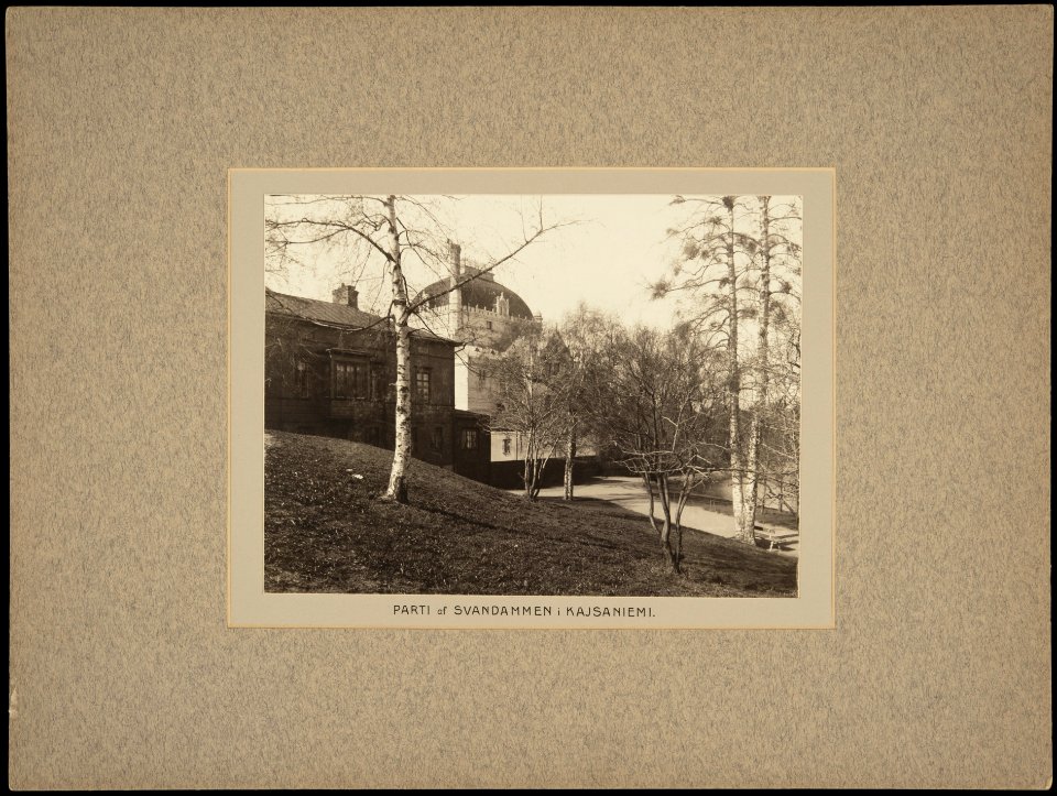 Kaisaniemen puisto, vasemmalla Mikonkatu 22 ja taustalla vasemmalla Kansallisteatteri, oikealla joutsenlampi - G16248 - hkm.HKMS000005-km0000m9rp