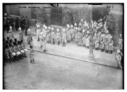 Kaiser reviewing troops LCCN2014696817