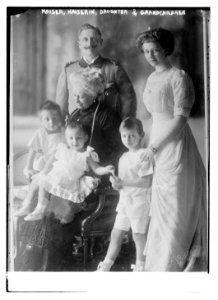 Kaiser, Kaiserin, daughter and grandchildren LCCN2014687487