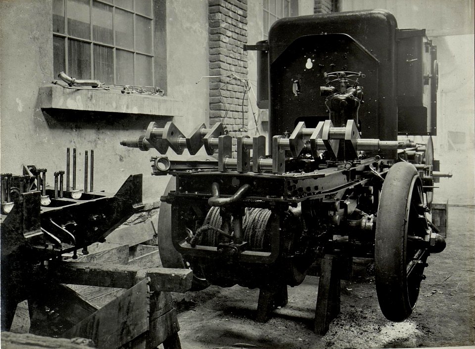 K.u.k.Kraftwagen Werkstätte in der Cellulosefabrik Villach. 30.5 cm Mörserzugwagen M. 12 in Reparatur. Vorderansicht. (BildID 15468263)