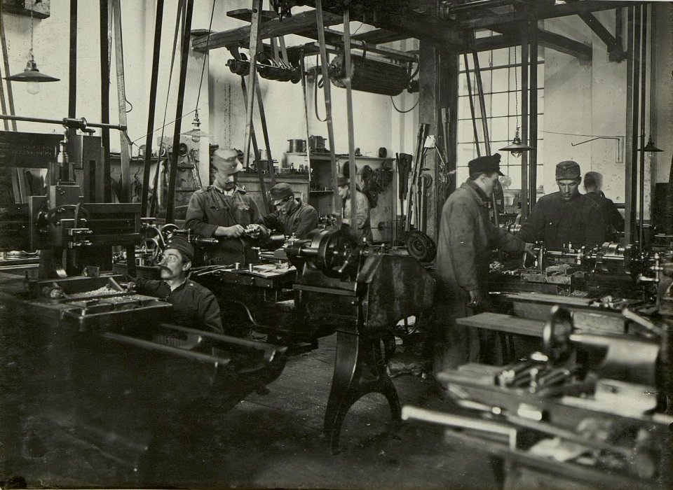 K.u.k.Kraftwagen Werkstätte in der Cellulosefabrik Villach. Bearbeitungsmaschinen in der k.u.k stabilen Werkstätte. (BildID 15468123)