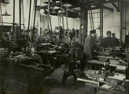 K.u.k.Kraftwagen Werkstätte in der Cellulosefabrik Villach. Bearbeitungsmaschinen in der k.u.k stabilen Werkstätte. (BildID 15468123)