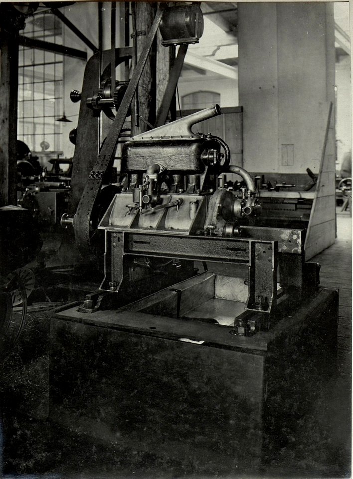 K.u.k.Kraftwagen Werkstätte in der Cellulosefabrik Villach. Einlaufstation mit 35 HP Praga Lastwagenmotor (BildID 15468179)