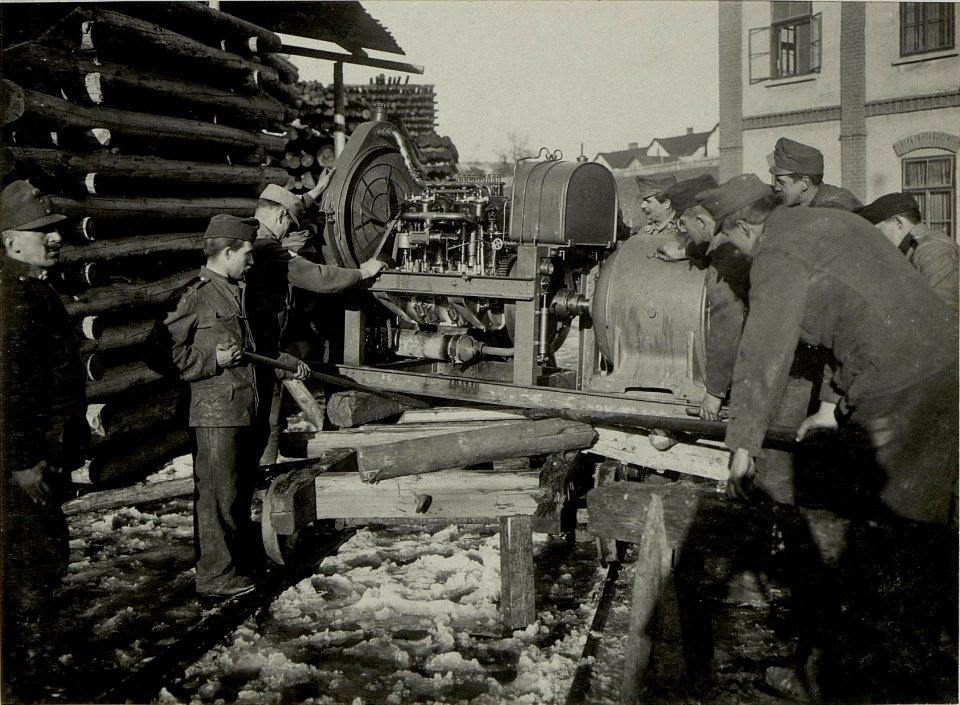 K.u.k.Kraftwagen Werkstätte in der Cellulosefabrik Villach. Fertig reparierter Hochspannapparat beim Aufladen. (BildID 15468165)