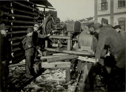 K.u.k.Kraftwagen Werkstätte in der Cellulosefabrik Villach. Fertig reparierter Hochspannapparat beim Aufladen. (BildID 15468165)