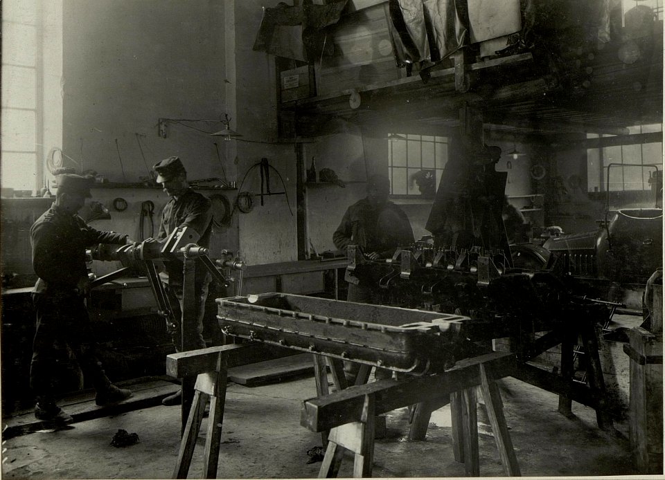 K.u.k.Kraftwagen Werkstätte in der Cellulosefabrik Villach. Große Montagehalle mit einem 120 PH Mörser (30.5) Zugwagenmotor. (BildID 15468158)