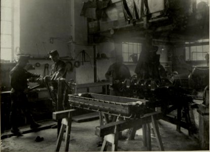 K.u.k.Kraftwagen Werkstätte in der Cellulosefabrik Villach. Große Montagehalle mit einem 120 PH Mörser (30.5) Zugwagenmotor. (BildID 15468158)