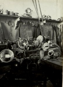 K.u.k.Kraftwagen Werkstätte in der Cellulosefabrik Villach. Metalldruckerel für Scheinwerfer Reparatur. (BildID 15468130)