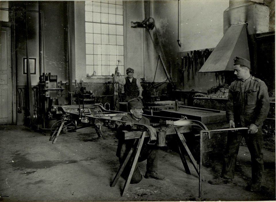 K.u.k.Kraftwagen Werkstätte in der Cellulosefabrik Villach. Schmiede. (BildID 15468193)