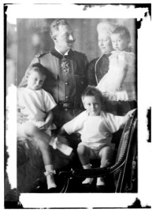 Kaiser, Kaiserin and grandchildren LCCN2014686672