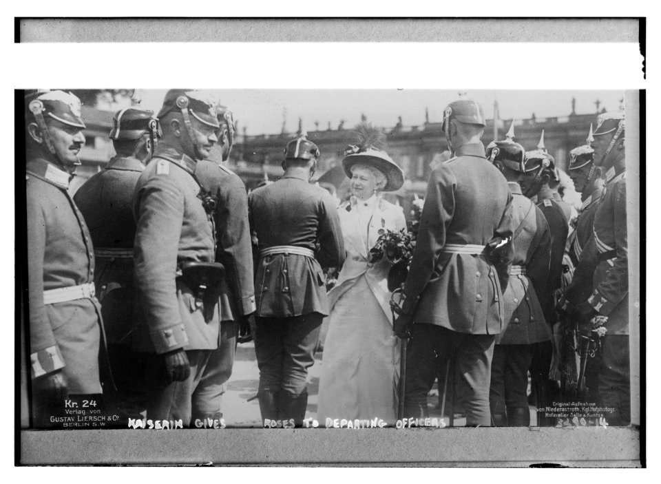 Kaiserin gives roses to departing officers LCCN2014698019