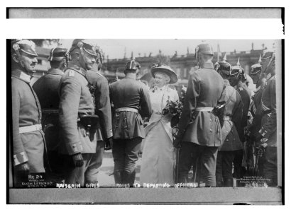 Kaiserin gives roses to departing officers LCCN2014698019