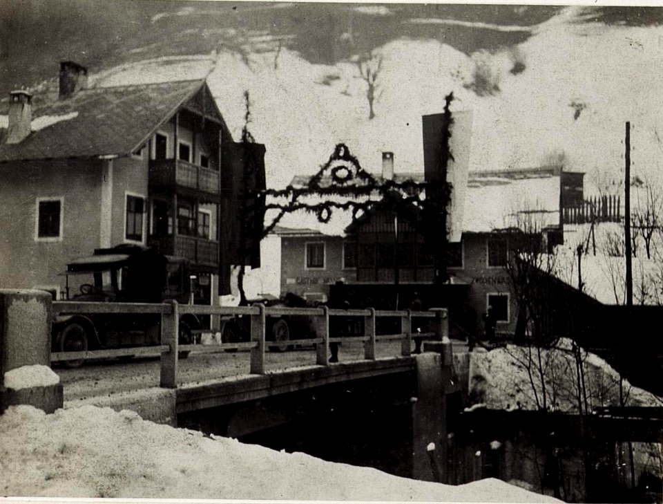 Kaiser Karl beim 14. Korps am 4.1.1916. Brücke in Zwischenwasser. (BildID 15579636)