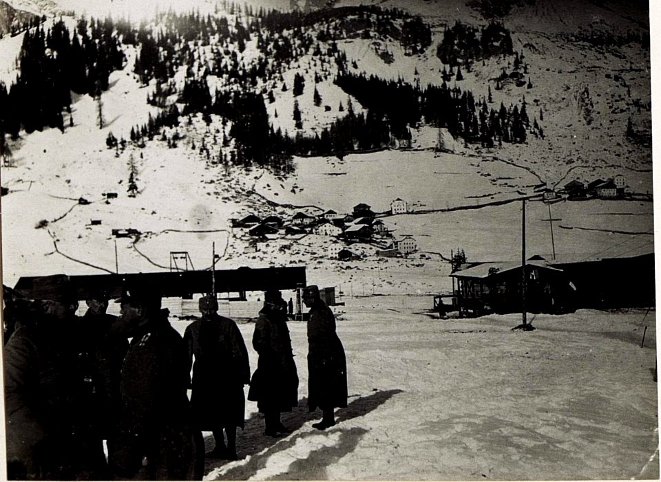 Kaiser Karl beim 14. Korps am 4.1.1916. In Corvara. (BildID 15579678)